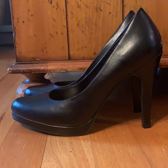 ❤️SOLD❤️ APT. 9 Black Heels - Picture 2 of 3